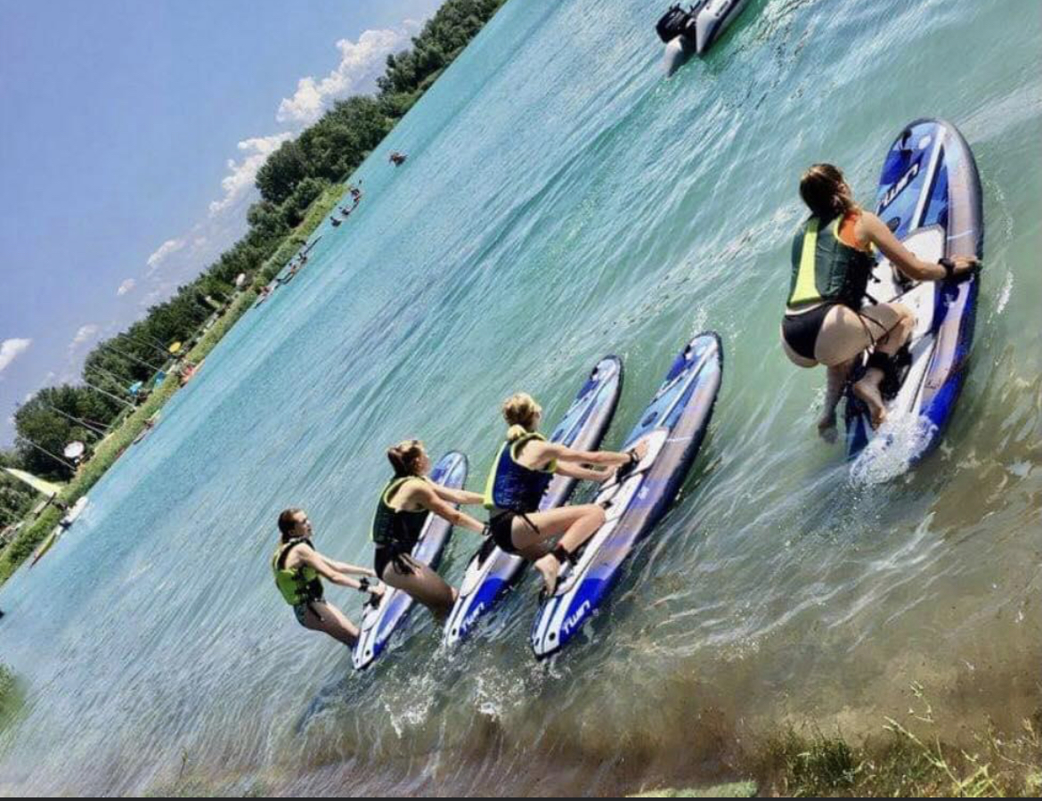 Photo d'un groupe de personnes pratiquant le surf sur la gravi&egrave;re de Lauterbourg